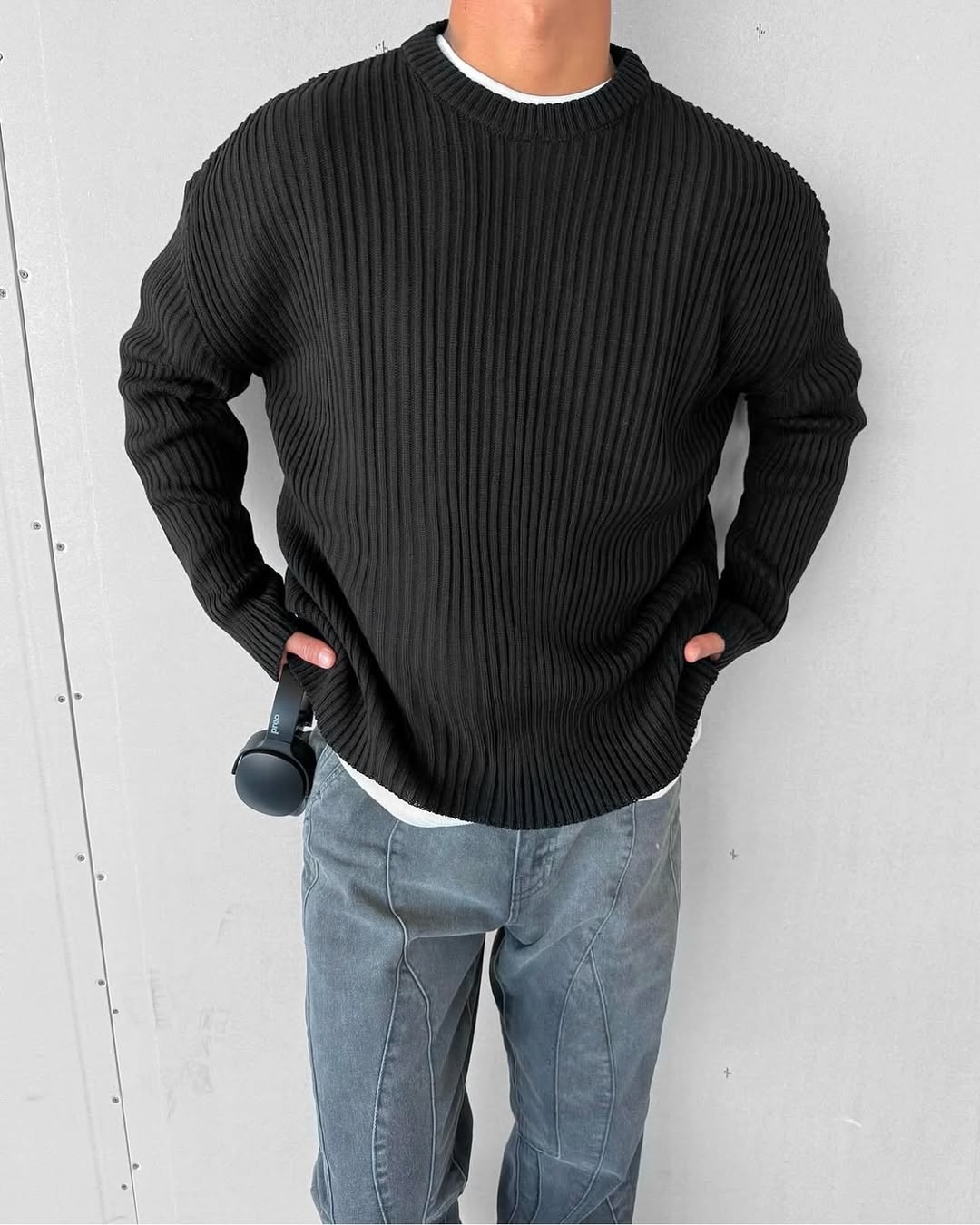 Rounded knit loose fit  Black sweater