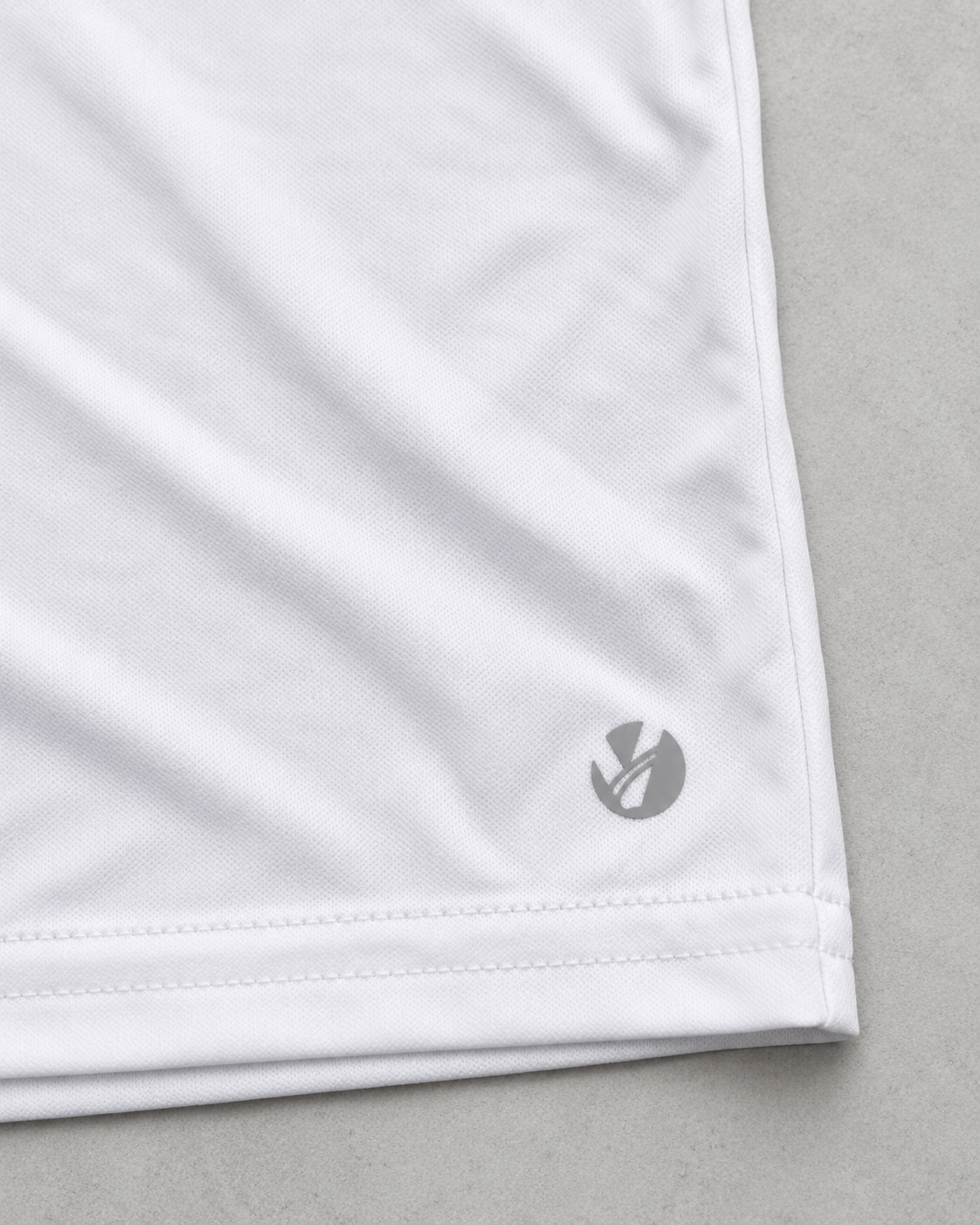 Victory 01 white performance T-shirt hem logo and fabric detail
